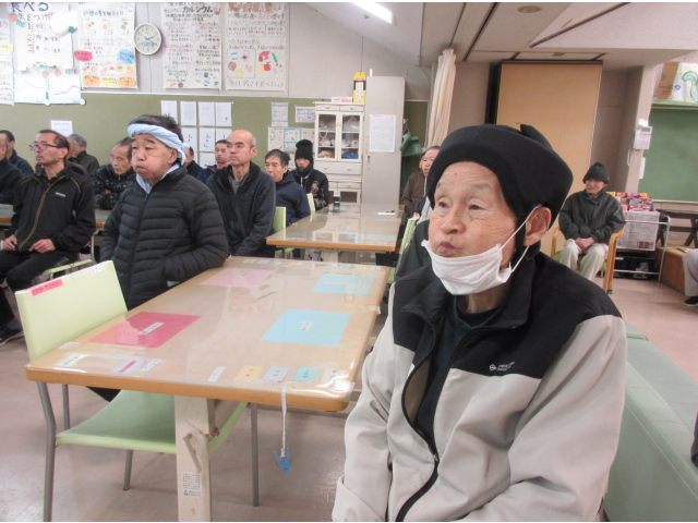 口を膨らませたり