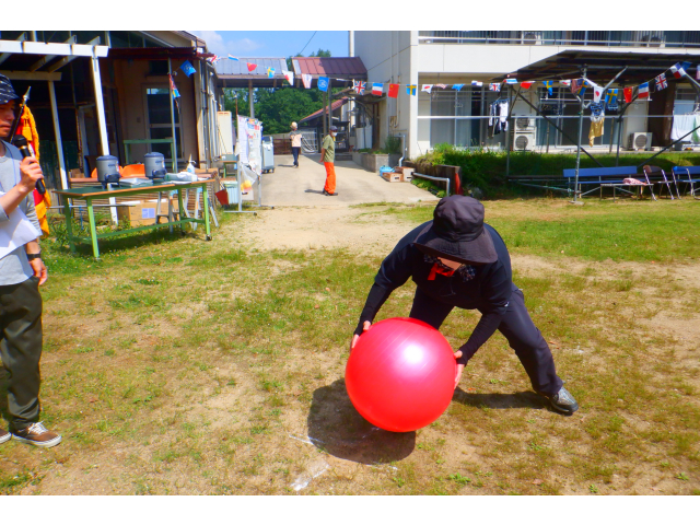 職員がボールを取りに行きます