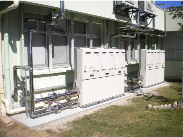 完成した浴室外側のガス給湯設備です。