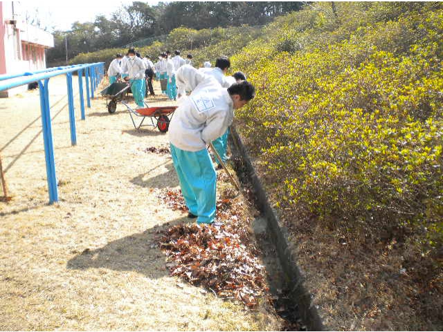 施設南側側溝清掃。