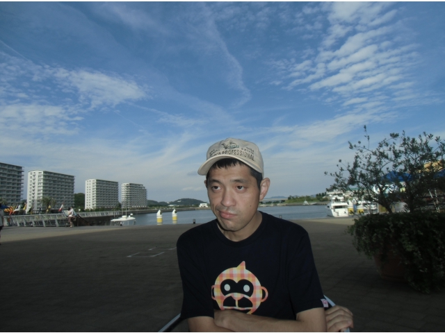 腕を組んで考え事をしているKさん!はいっ！ポーズ（8分音符）