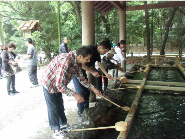 参拝前には手を清めて…