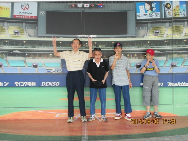 ナゴヤドームのグラウンドに降りて、はなくパネルの前で記念写真(^O^)／