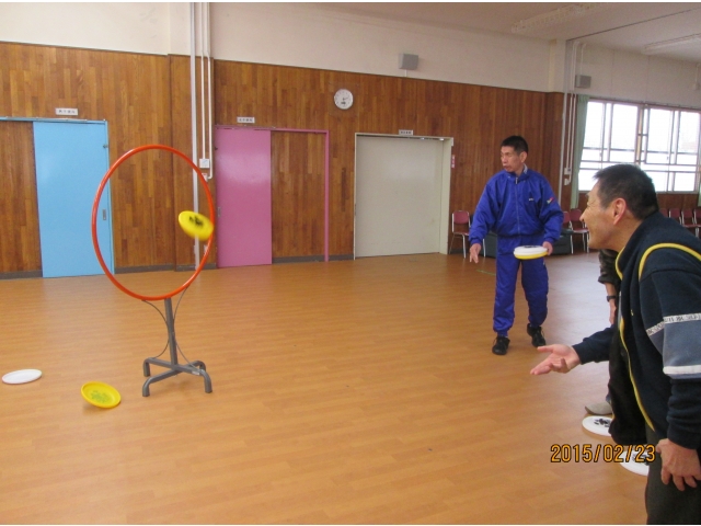 ディスクを投げる様子です。