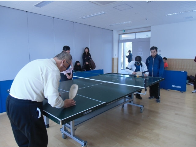 目隠しして卓球に挑戦！正直難しかった…