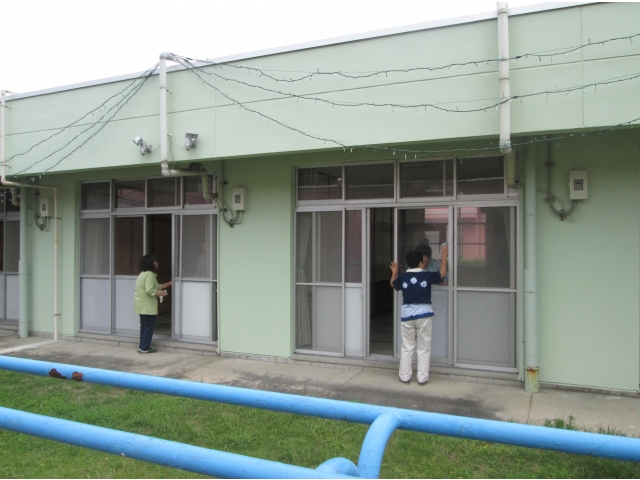 女性は窓ふきへ