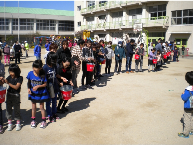 みんなの力で消火活動