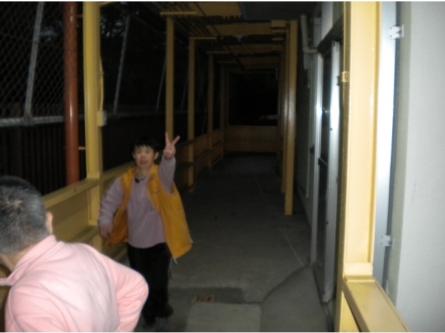 暗い通路をしっかり避難中