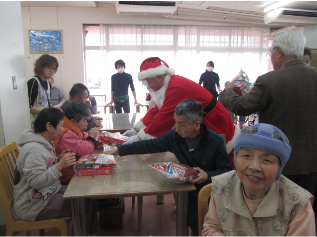 ひとり、ひとりにプレゼントをくれました。