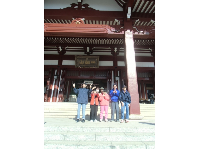 お寺の前で記念撮影！