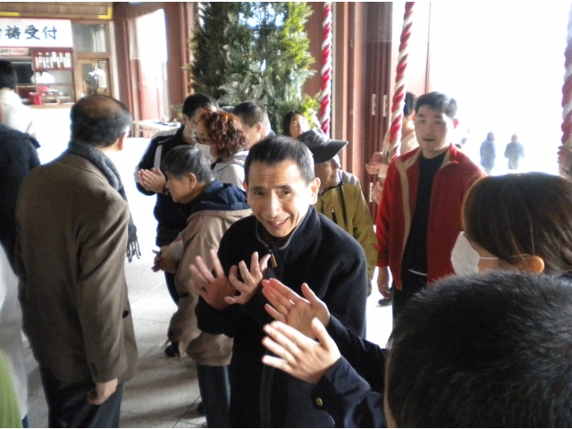 手を合わせて…