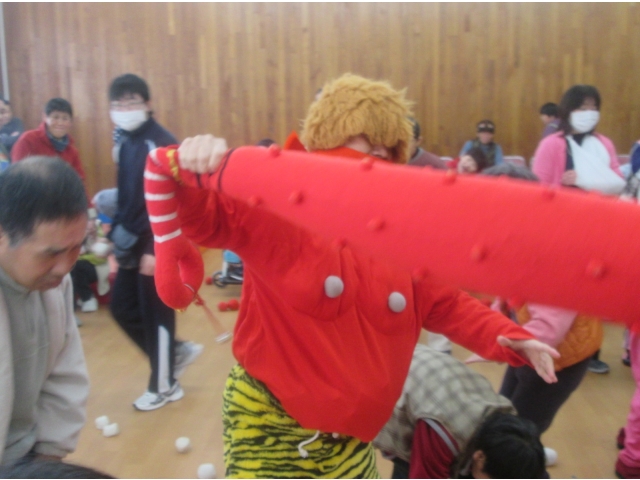 傍若無人な振る舞いの赤鬼！