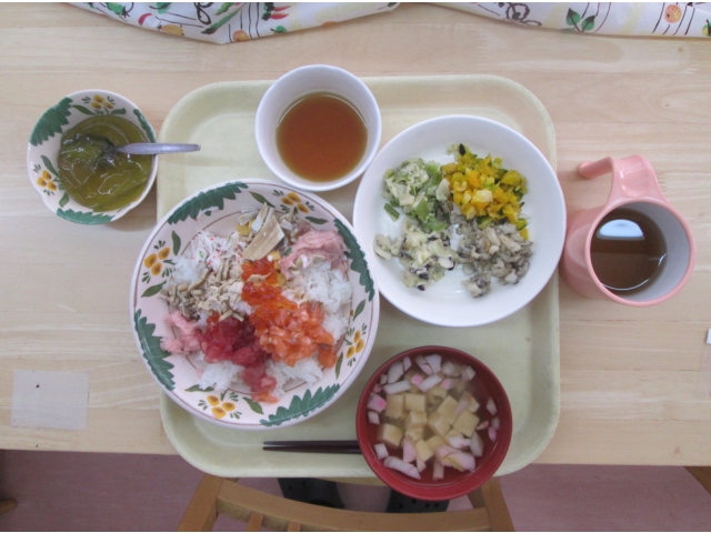 こちらはちらし寿司（上矢印）