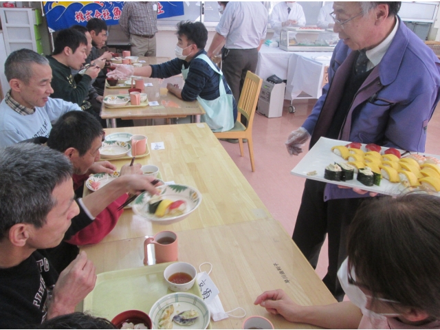 所長にも配ってもらいました。