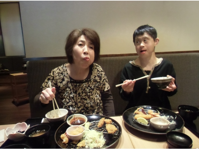 こちらはヒレカツ（エビフライ付）定食♫