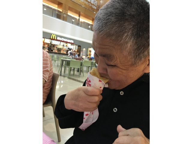 クレープをパクッ(^0^)