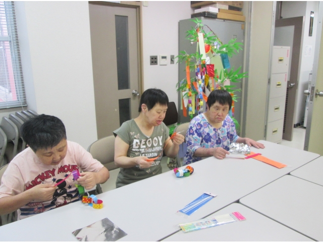 飾り付けを作ってもらっています☆