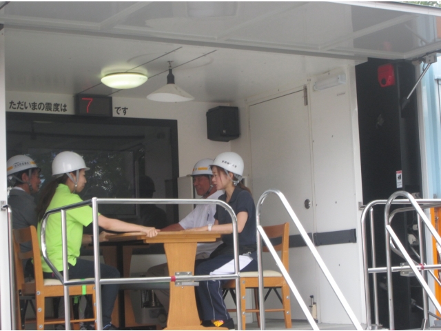 起震車で震度７を体験