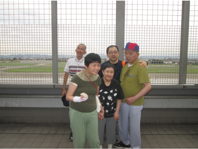 滑走路をバックに