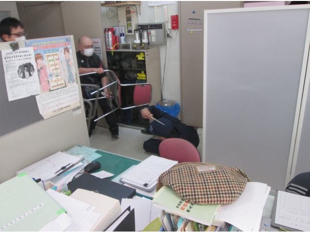 実践訓練。距離を取ることが大事です。