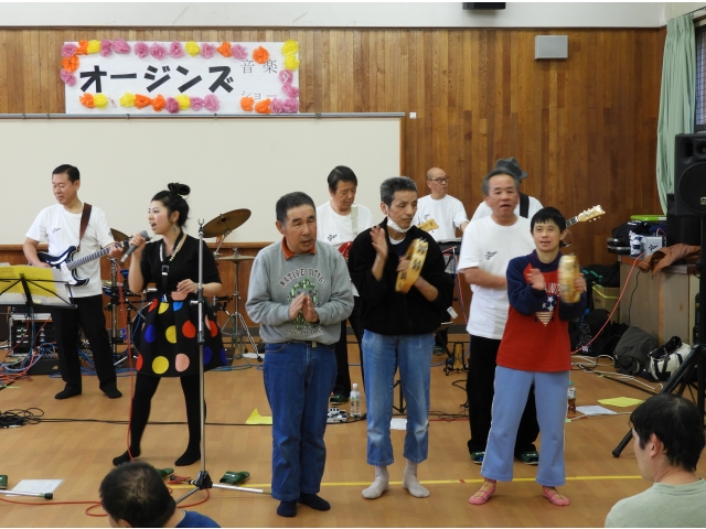 ノリノリで一緒に参加