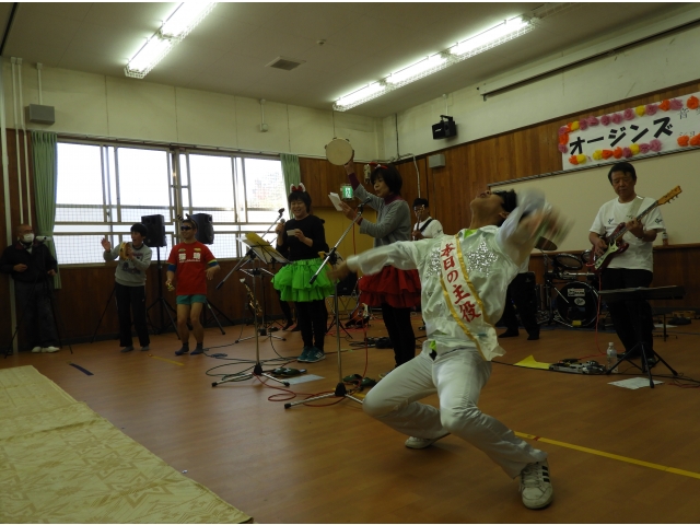 バックダンサーも登場（支援員です・・）