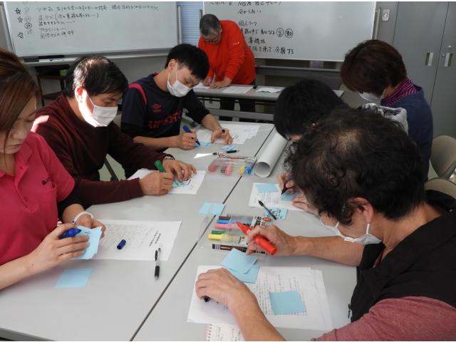 真剣に書きこんでます。