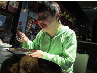 鉄板オムライスを食べています。美味しそう！