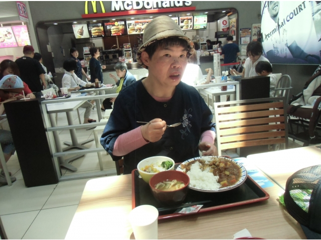 外で食べるカレーは美味しい