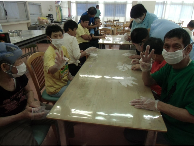 手袋を付けて準備します。