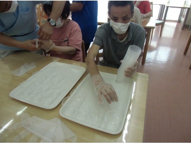 人数分のコップを出して、、