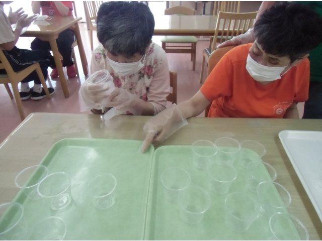 皆さん協力して、きれいに並べます。