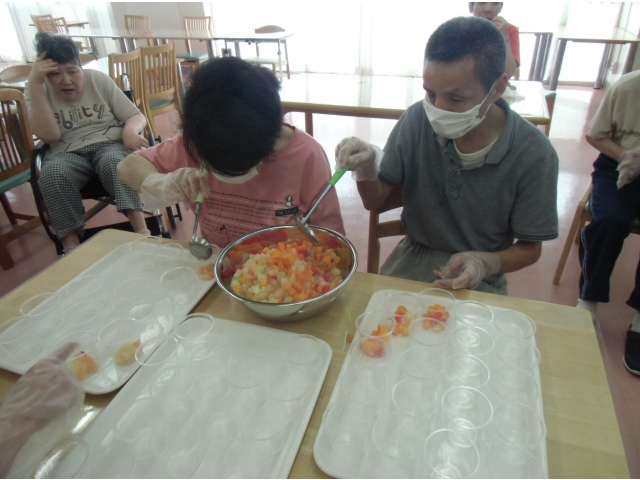 並べたコップに何を入れますか？