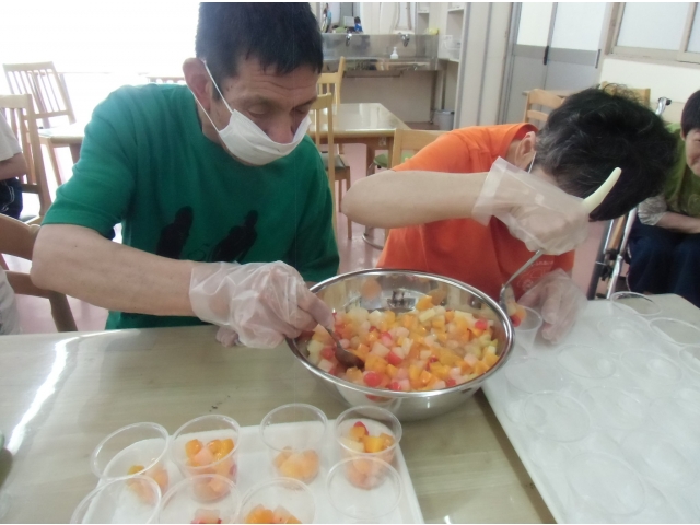 上手にフルーツを入れて、、、