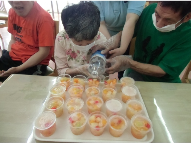 その中にサイダーを入れて、、、