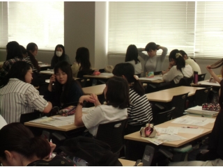 みんなで相談し、事例の利用者の方への対応を考えています。