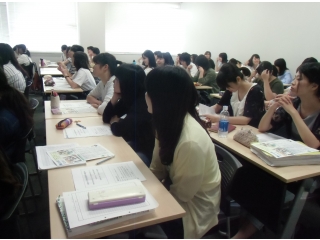 施設実習に向けての心構えを学んでいます。