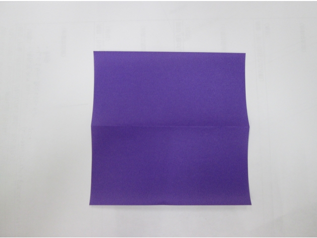 折り紙１枚から、右⇒のシャツを折ってみましょう。