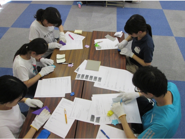 軍手をして鶴を折るのは、大変です。