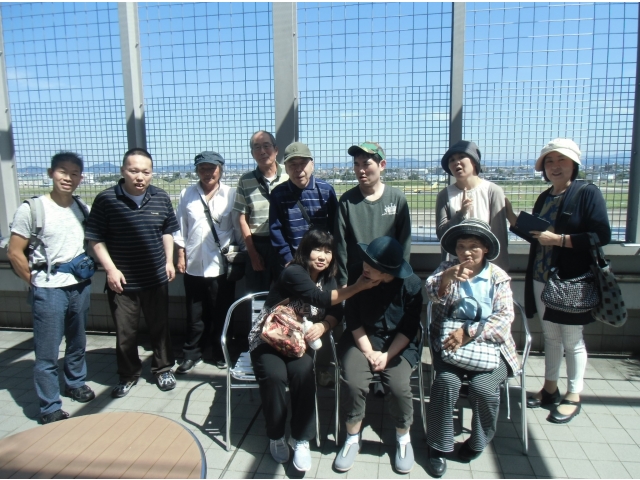 ＦＤＡ旅客機をバックに