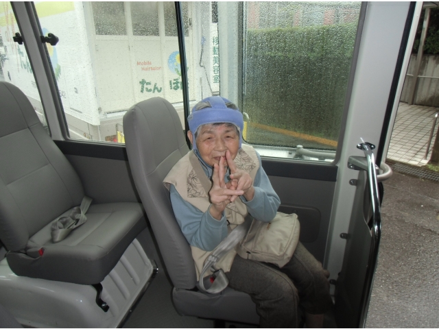 雨ですがバスへ乗車、出発です