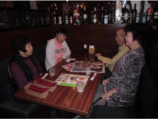 昼食はオシャレなビュッフェで