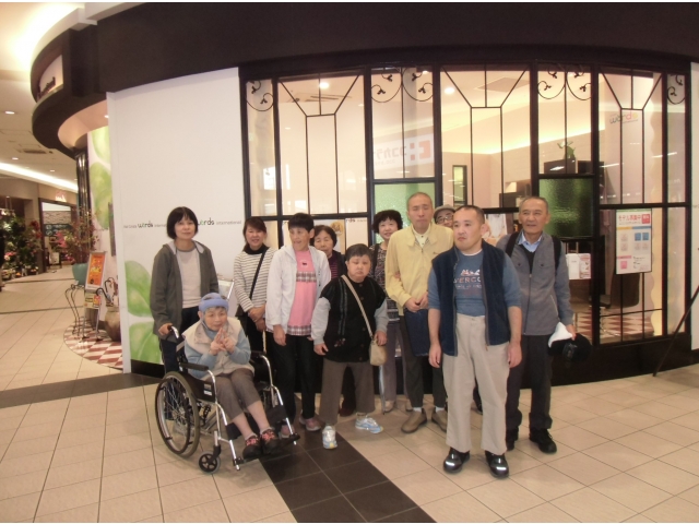 みんなで楽しく過ごして記念撮影、これからバスで帰ります。