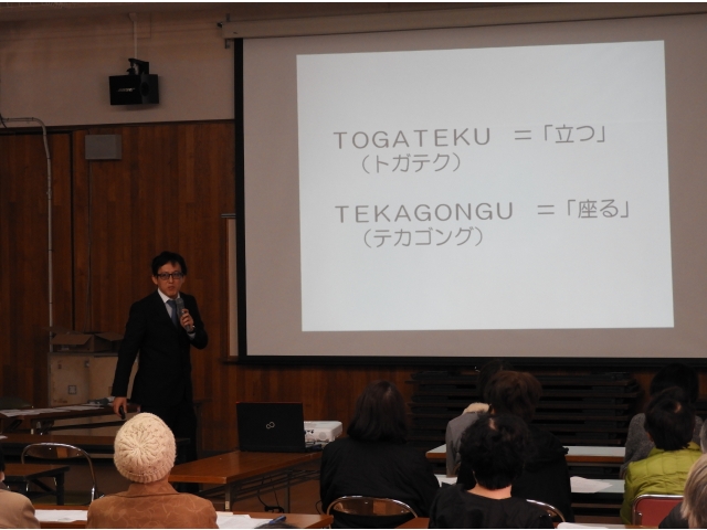 時には、言葉だけでなくジェスチャーも！