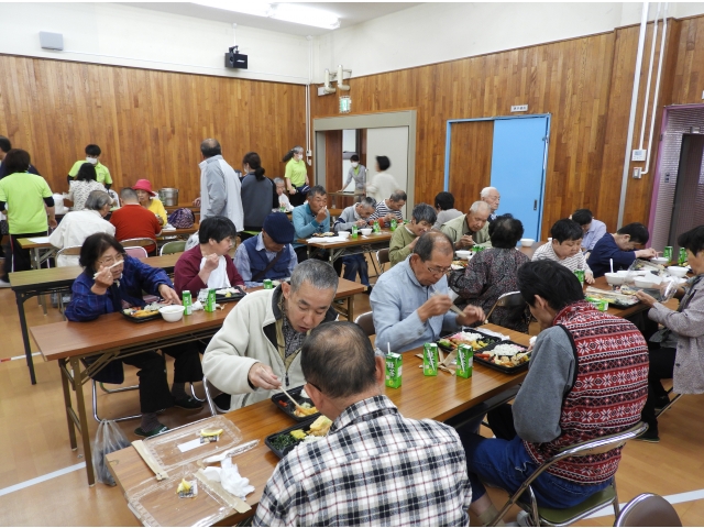訓練棟での食事