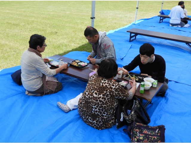 野外テントでの食事