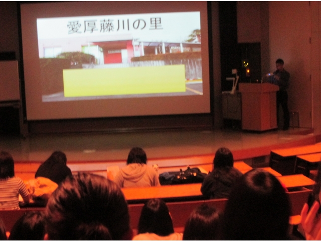 スライドを見ながら藤川の里の説明。