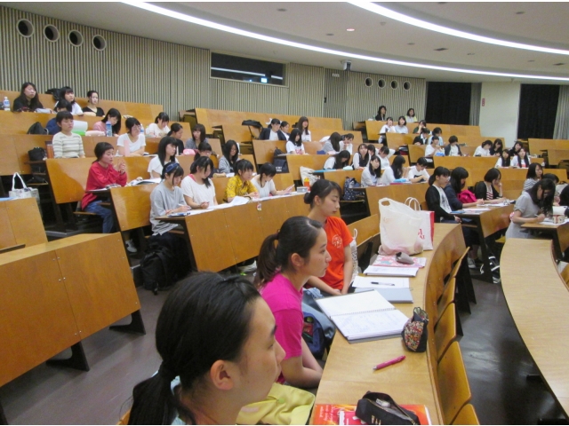 真剣に聞いてくれている学生たち。