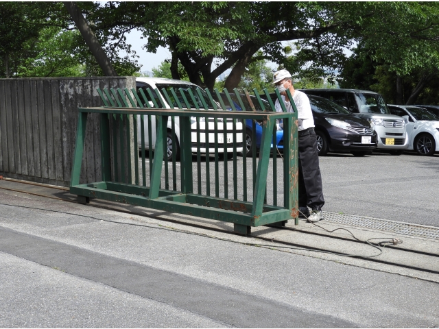 以前の塗料を剥がします