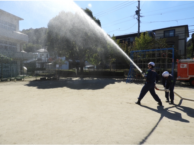 地元消防団による、放水作業の様子